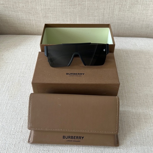 BURBERRY BNWB - Sunglasses - Picture 1 of 6